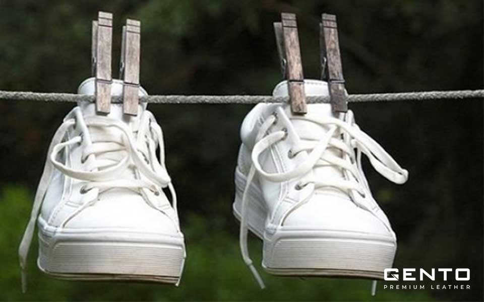 Phơi giày dưới ánh nắng mặt trời Phơi giày dưới ánh nắng mặt trời