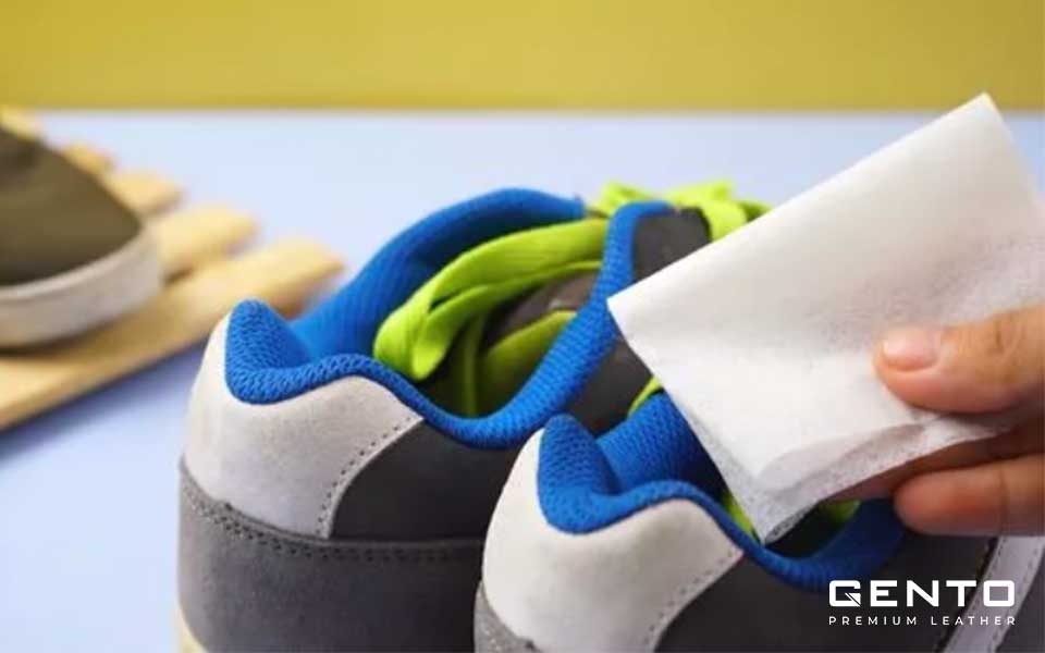 Dùng giấy thơm hút mùi giày Dùng giấy thơm hút mùi giày