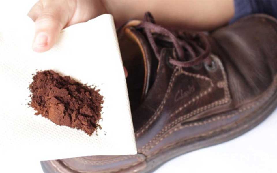 Dùng giấy vụn hoặc bã cà phê, bã chè để khử mùi hôi giày Dùng giấy vụn hoặc bã cà phê, bã chè để khử mùi hôi giày